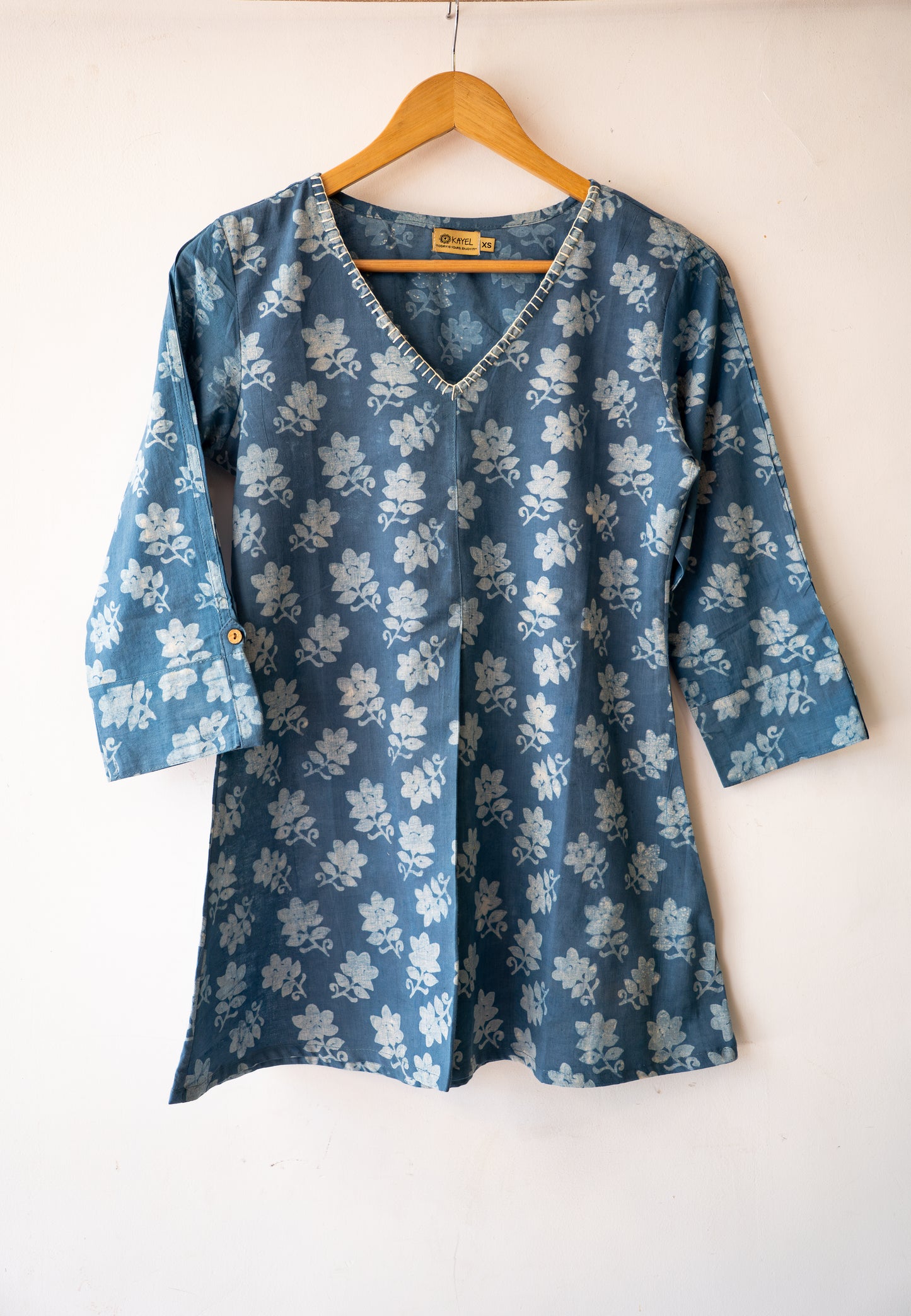 V neck with hand embroidery Short tops
