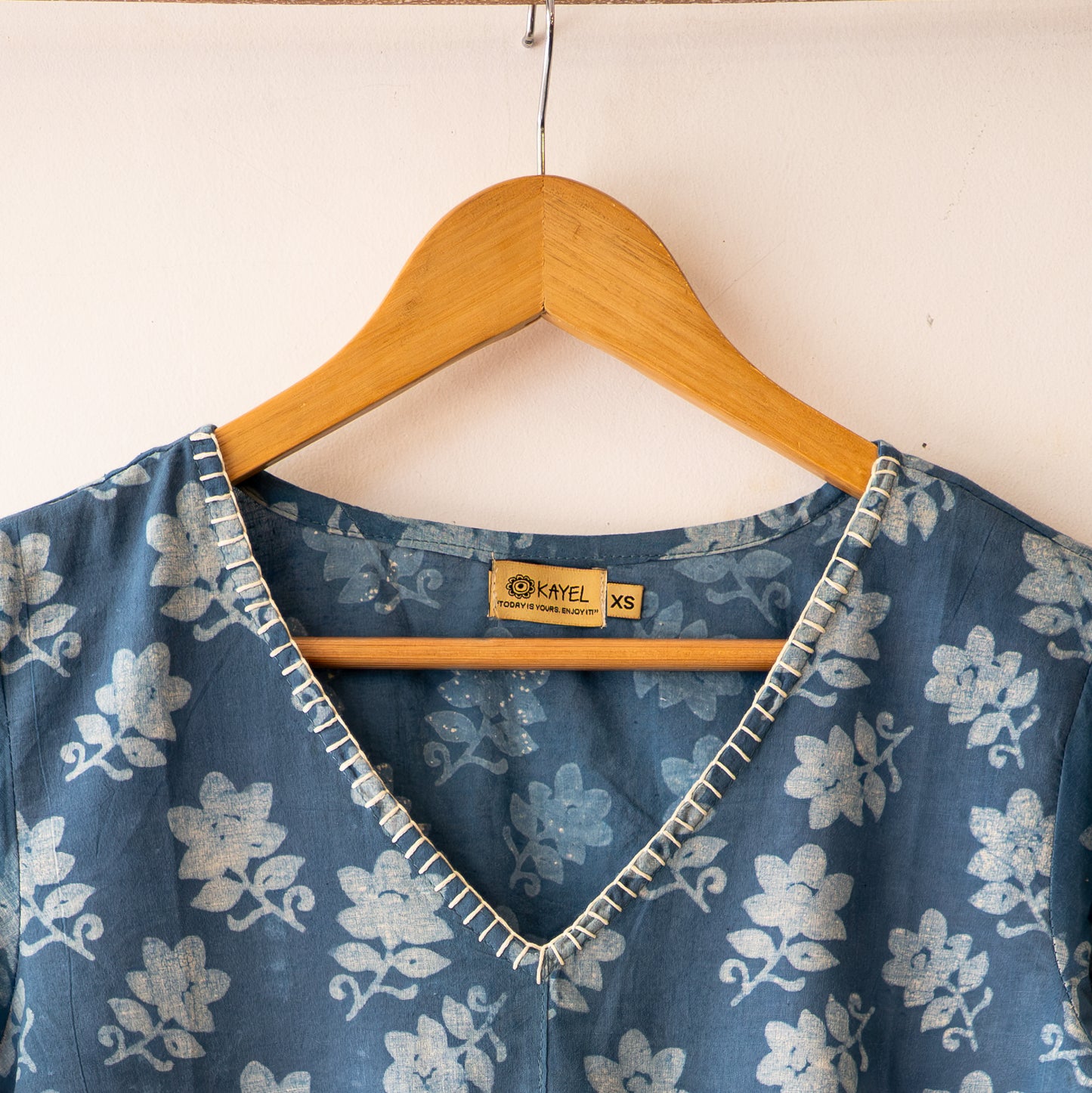 V neck with hand embroidery Short tops