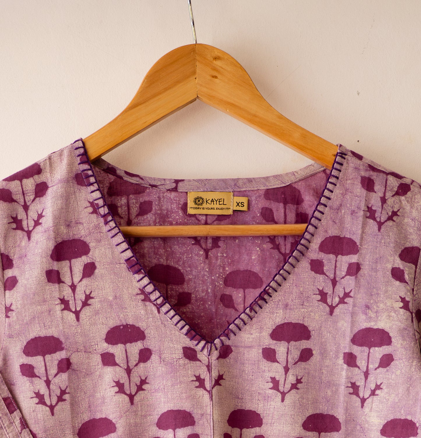 V neck with hand embroidery Short tops
