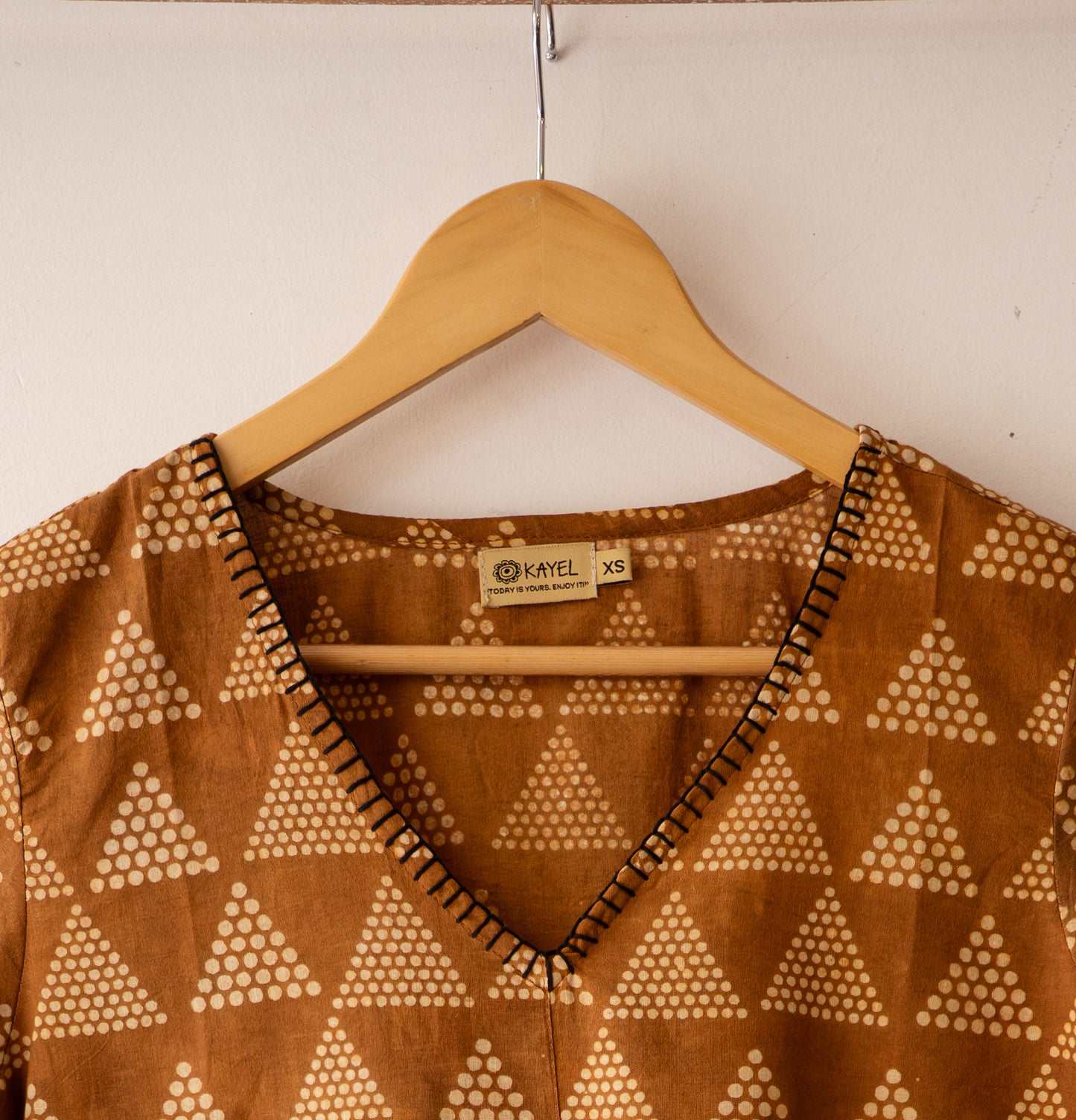 V neck with hand embroidery Short tops