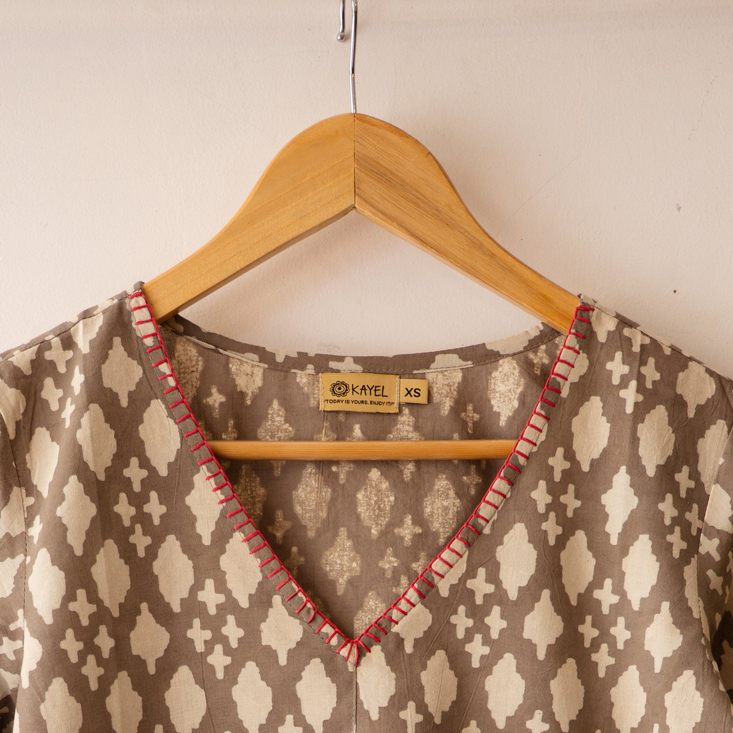 V neck with hand embroidery Short tops