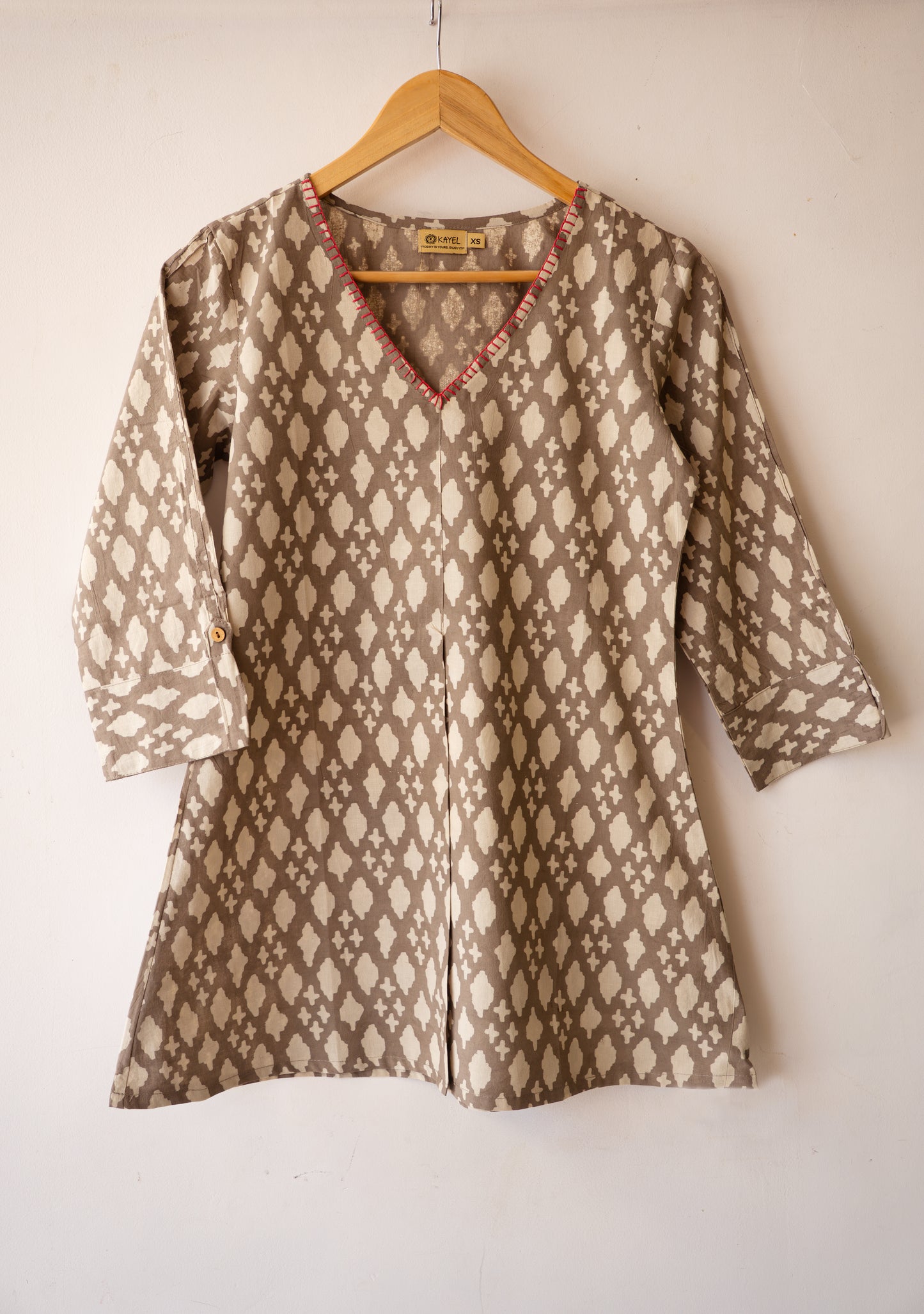 V neck with hand embroidery Short tops