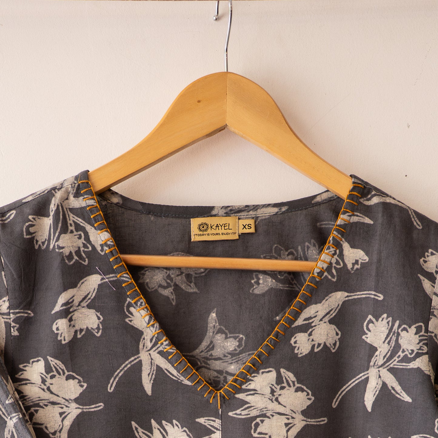 V neck with hand embroidery Short tops