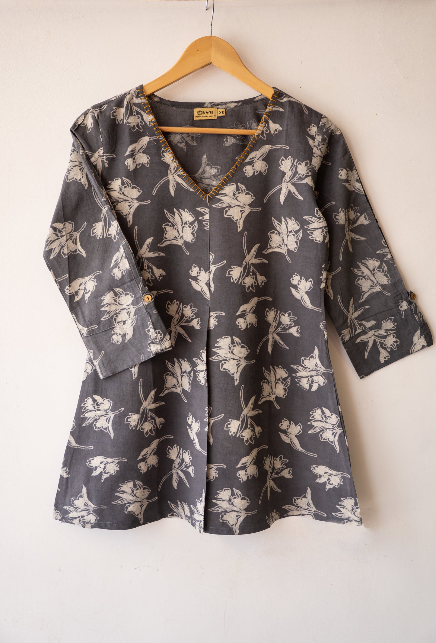 V neck with hand embroidery Short tops