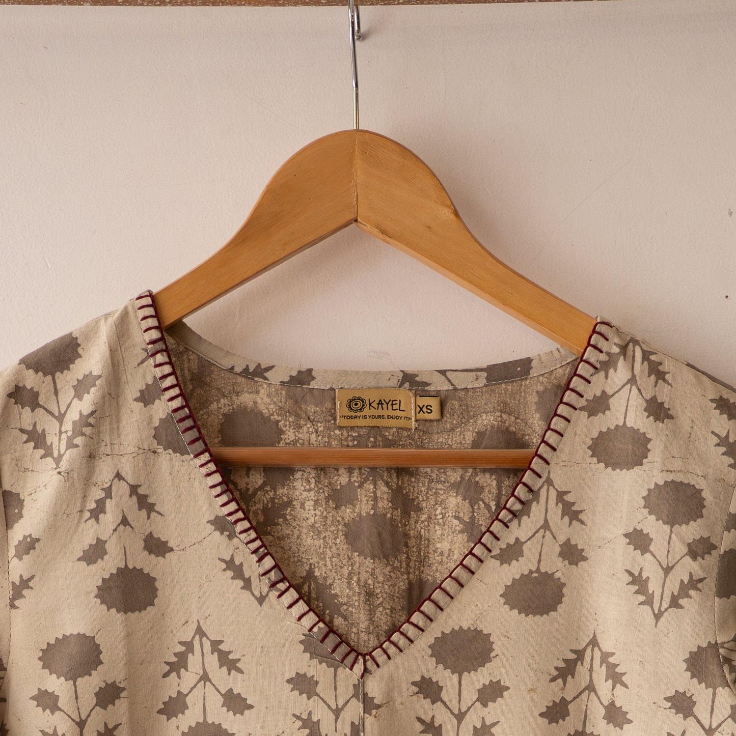 V neck with hand embroidery Short tops