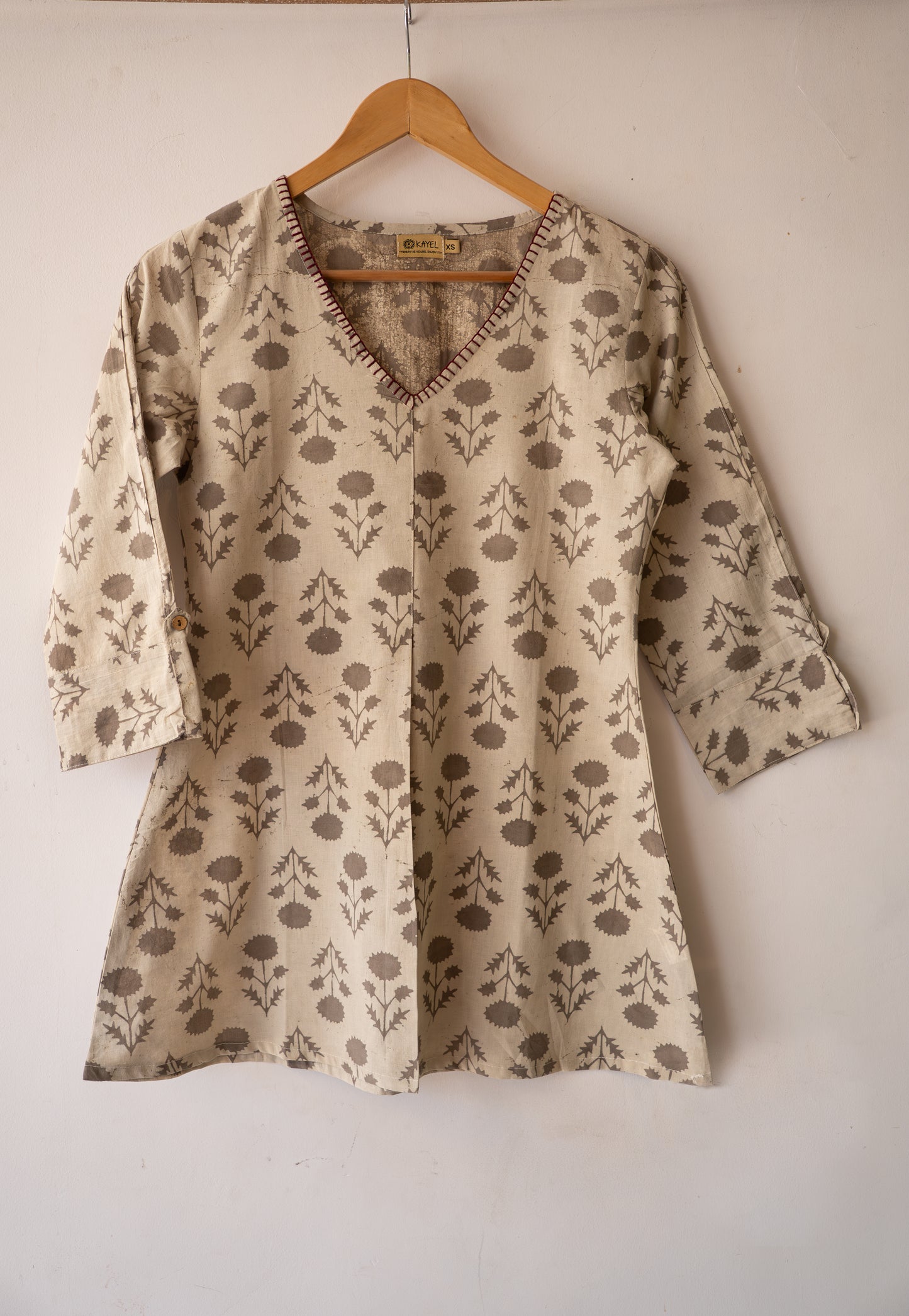 V neck with hand embroidery Short tops