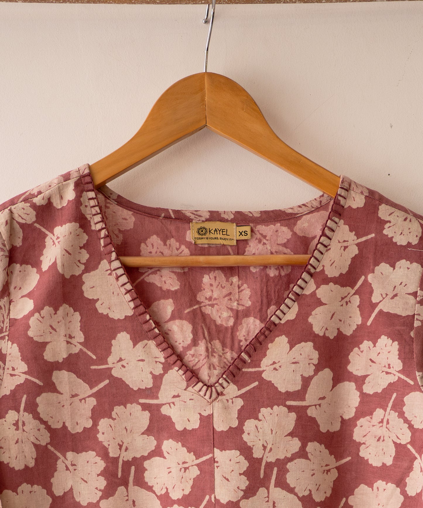 V neck with hand embroidery Short tops