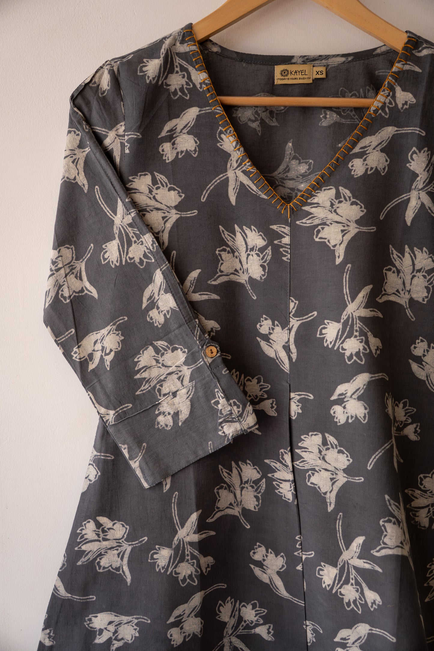 V neck with hand embroidery Short tops