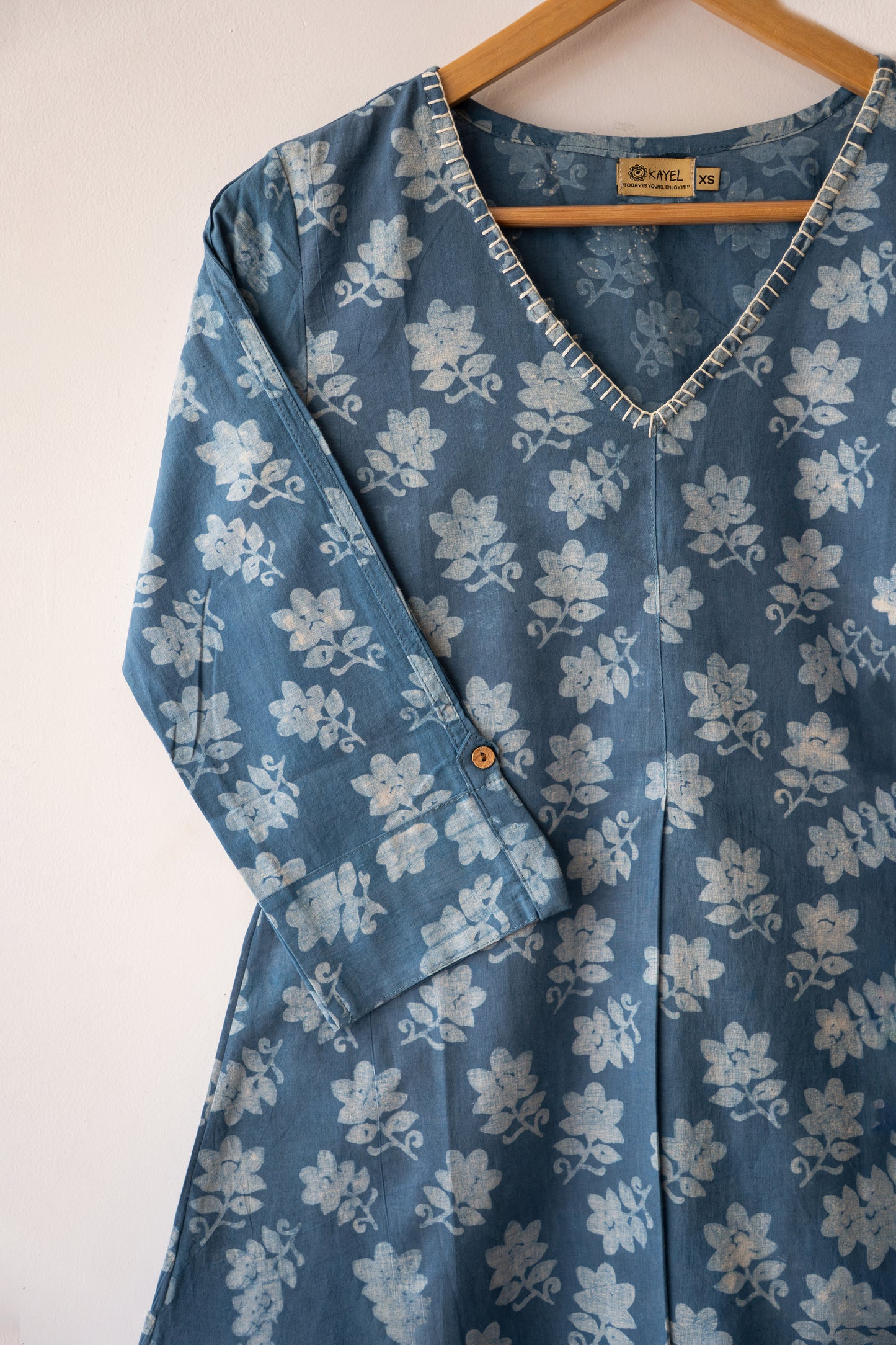V neck with hand embroidery Short tops