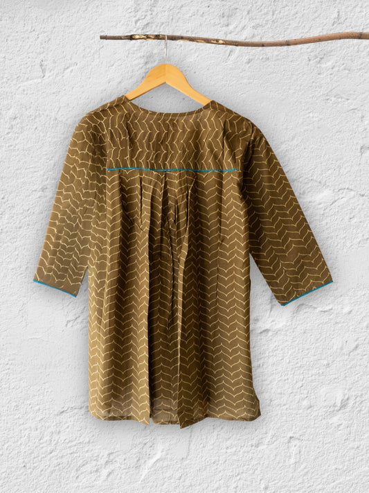 Cotton Short Top with Box Pleat Back