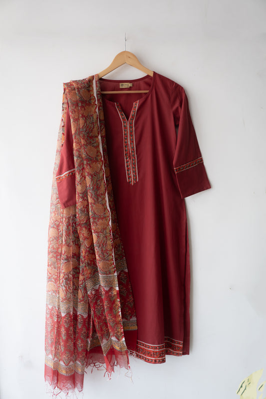 Solid cotton kurta paired with a Kota duppata
